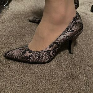 Alfani step n flex snake skin dark grey heels